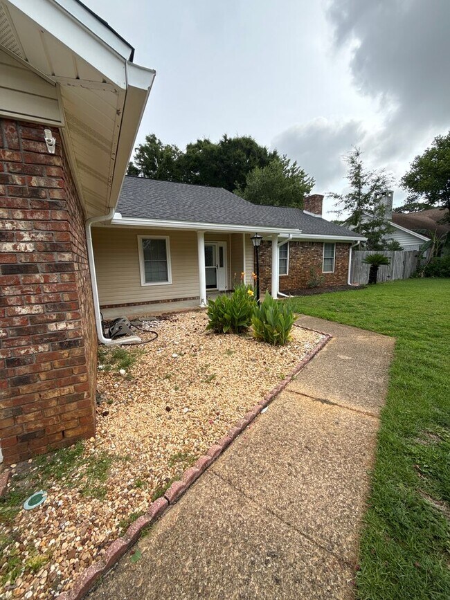 Building Photo - New Listing!
