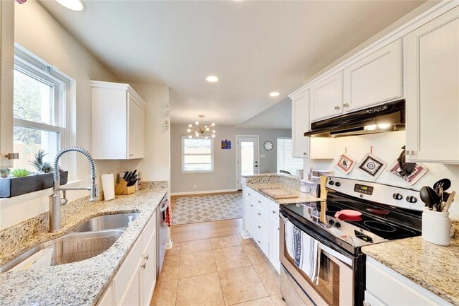 Building Photo - 8213 Briarwood Ln