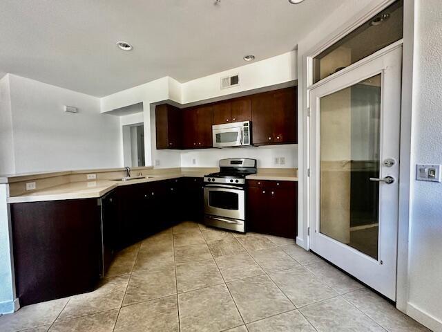 Building Photo - 870 E Palm Canyon Dr