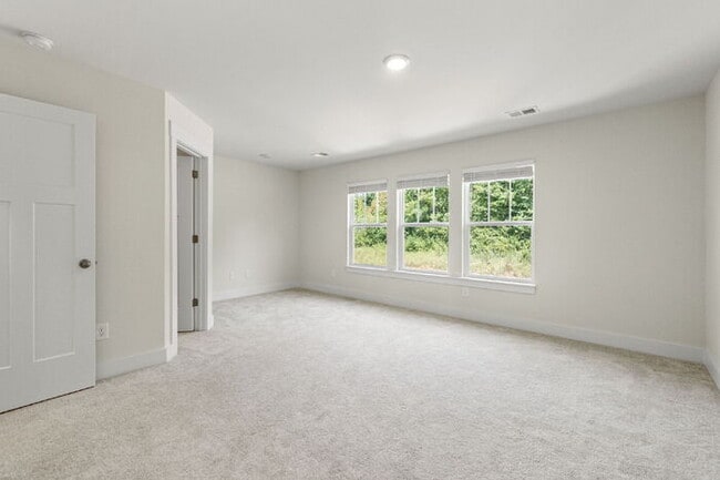 Building Photo - Charming 3-Bed Townhouse with Granite Touc...