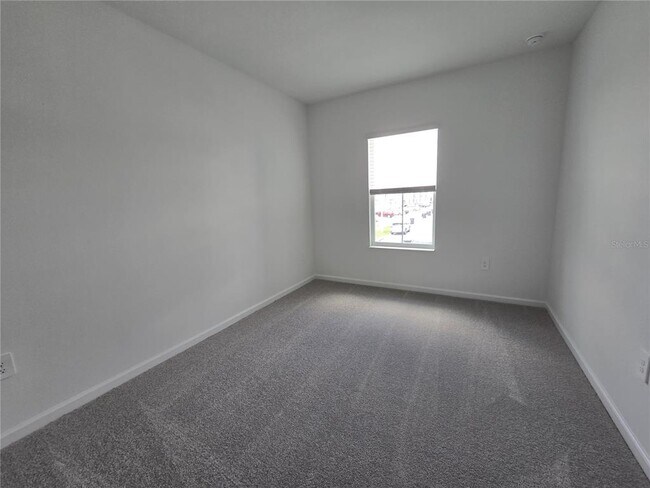 Building Photo - 3062 Chantilly Dr