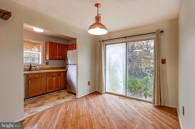 Building Photo - Brick Split Foyer With Large Backyard, 2 K...