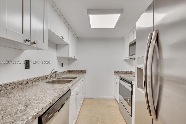 Building Photo - 2560 Tigertail 10