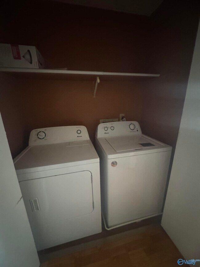 Building Photo - 210 Marinawoods Dr SE