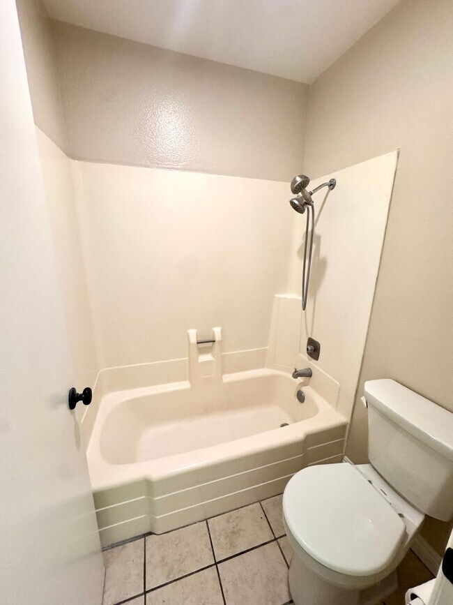 Building Photo - Charming 2 Bed/2 Bath Upstairs Condo in Qu...