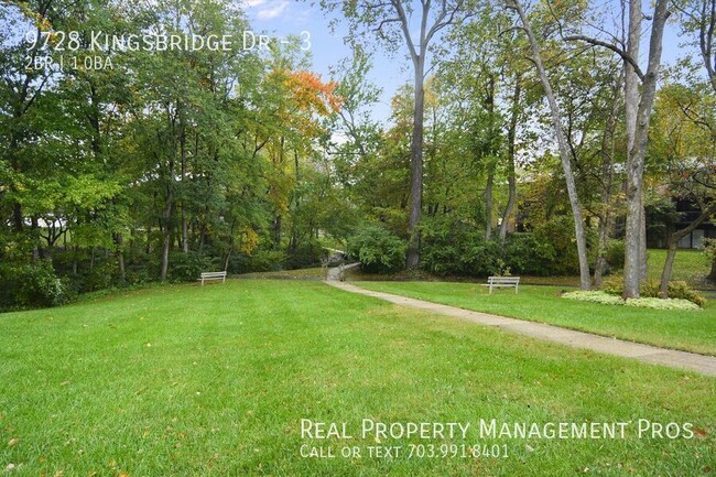 Building Photo - Stunning, Sun-Lit, Walkout LVL Patio Condo!