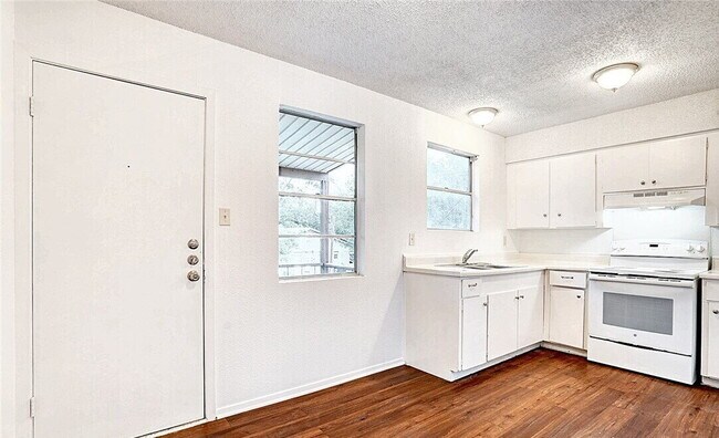 Building Photo - 728 Martindale Rd