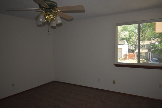 Building Photo - GREAT 3 BEDROOM/2 BATHROOM TOWNHOME WITH NEW PAINT & FLOORING. AVAILABLE 5/23.