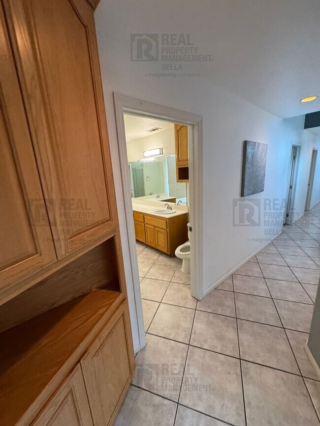 Building Photo - $750 MOVE-IN SPECIAL DISCOUNT AVAILABLE! Luxury Living Awaits: Stunning 4-Bedroom Cul-de-Sac Retr...