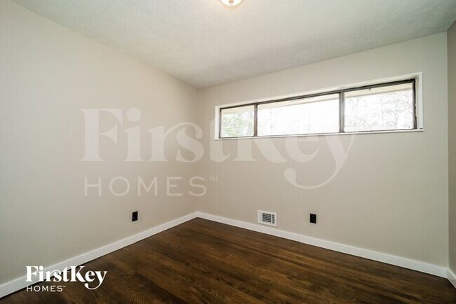 Building Photo - 2625 Sherwood Dr