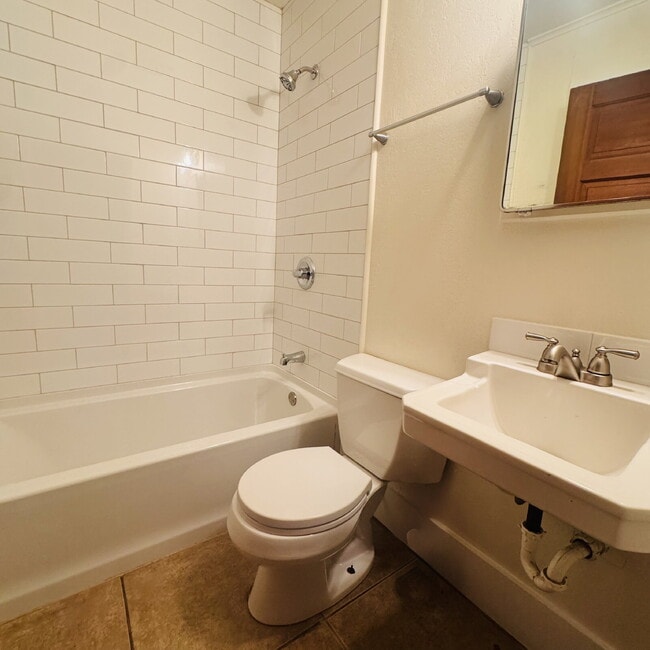 Building Photo - Spacious Single-Family Home in the Heart of Port Neches, TX