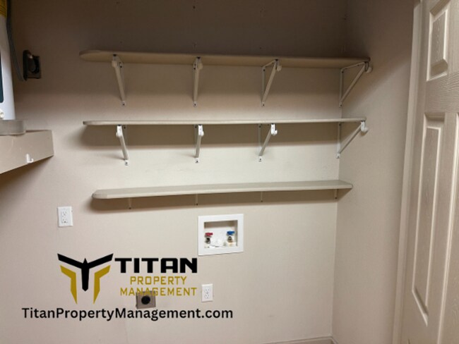 Building Photo - Large Studio Under $700