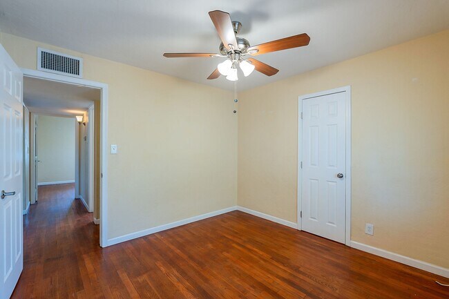 Building Photo - 2333 E Drachman St