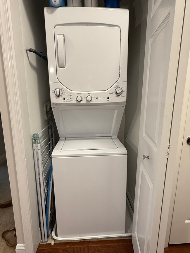 Building Photo - 300 W Elm St