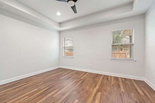 Building Photo - Beautiful 3 bedroom, 2.5 bathroom home in Summerrow Condos!!!