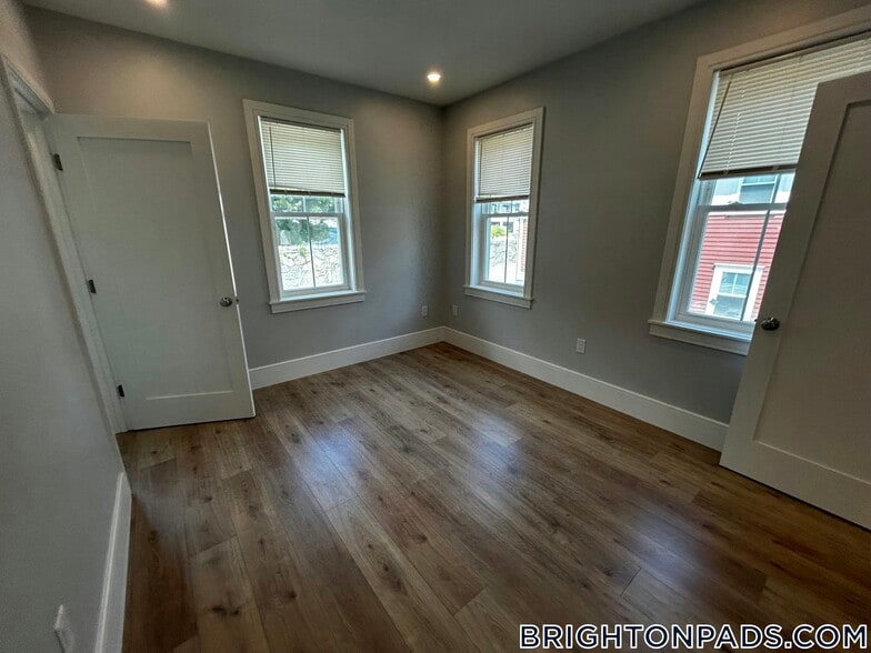 Building Photo - 124 Kenrick St