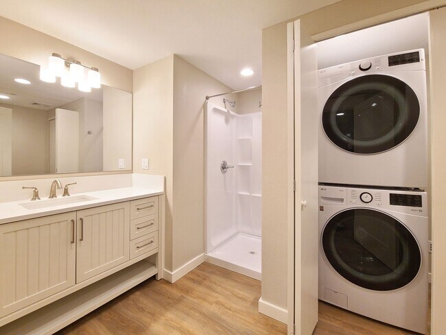 Building Photo - Completely Remodeled! Light Filled Rare Two-Level Duplex Walking Distance to Clinton, Division & ...