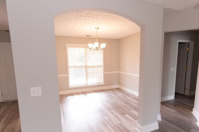 Building Photo - Beautiful 3 bedroom, 2 bath single family home