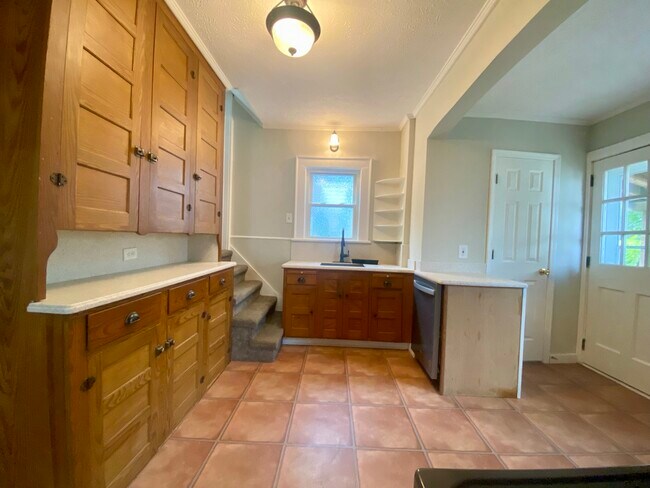 Building Photo - 825 Elmore Ave