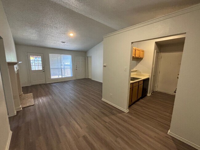 Building Photo - 2033/2035 Redwing Way