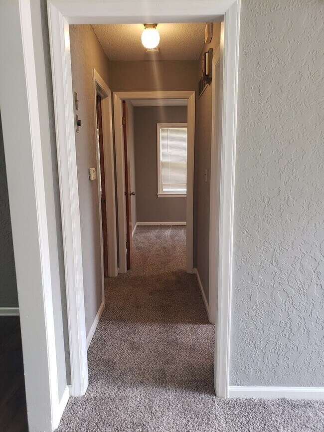 Building Photo - Remodeled Raytown Home-Available NOW!!