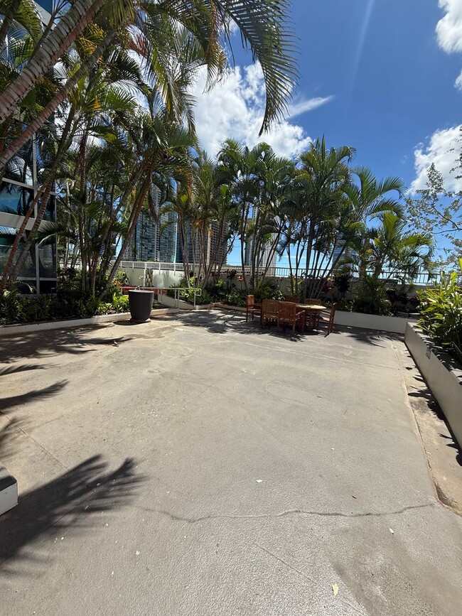 Building Photo - Great Location! 1/1/1 with beautiful mount...