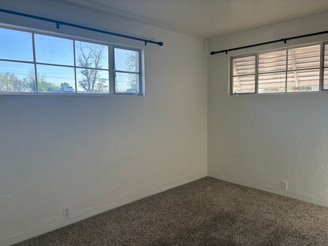 Building Photo - Central 3 Bedroom