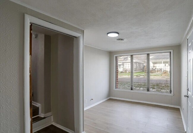 Building Photo - 824 W Elm St