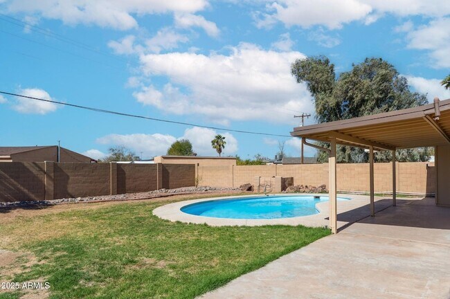 Building Photo - 726 N 78th St