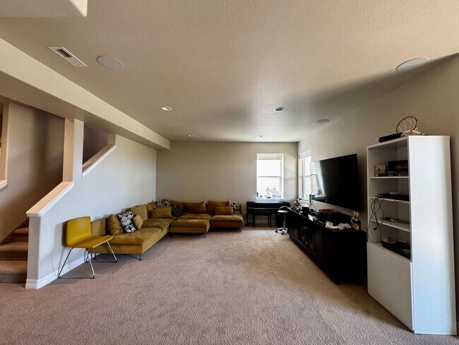 Building Photo - Stunning 5 Bedroom Home in Cordera with access to Community center with pool