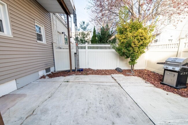 Building Photo - 32 46th St