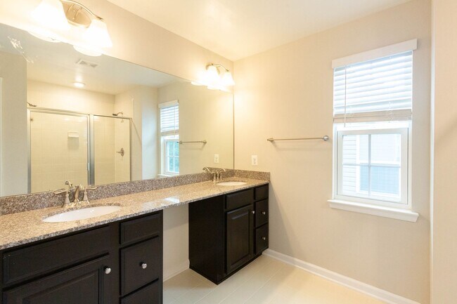 Building Photo - 5 Bed, 4.5 Bath Single Family Home in Step...