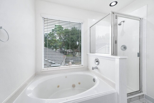 Building Photo - 10218 Dr Peridot Cove