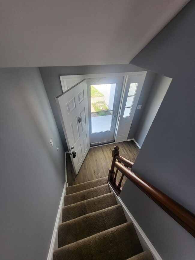 Building Photo - Wellington Woods II - 3BR/2.5BA End-Unit T...