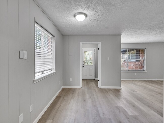 Building Photo - 3202 Lakehaven Dr