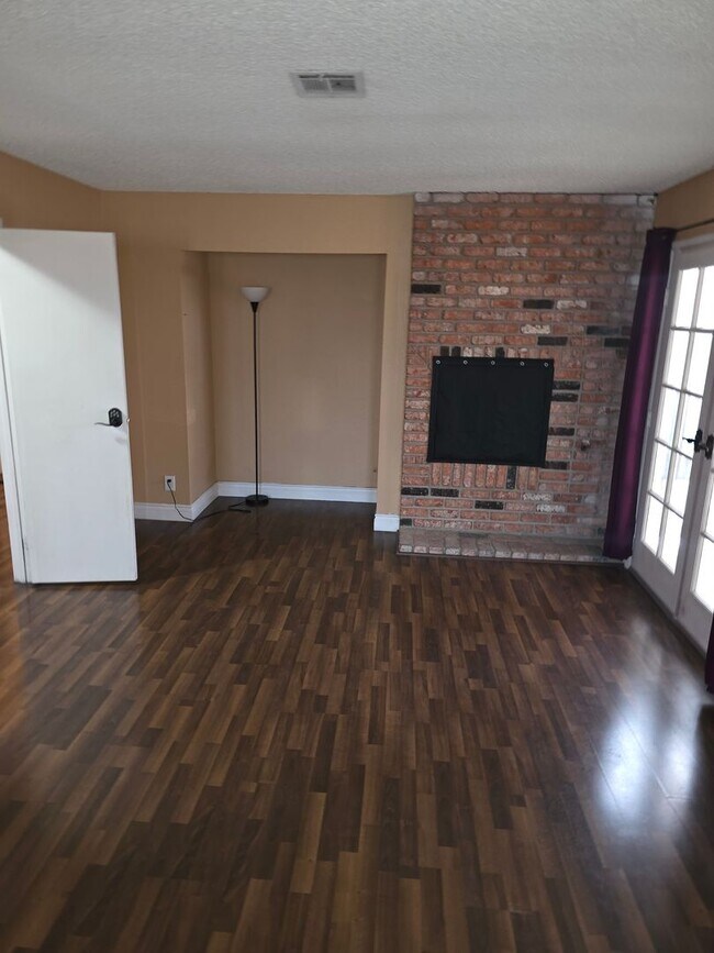 Building Photo - Beautiful 4 bed/ 3 bath POOL Home For Rent