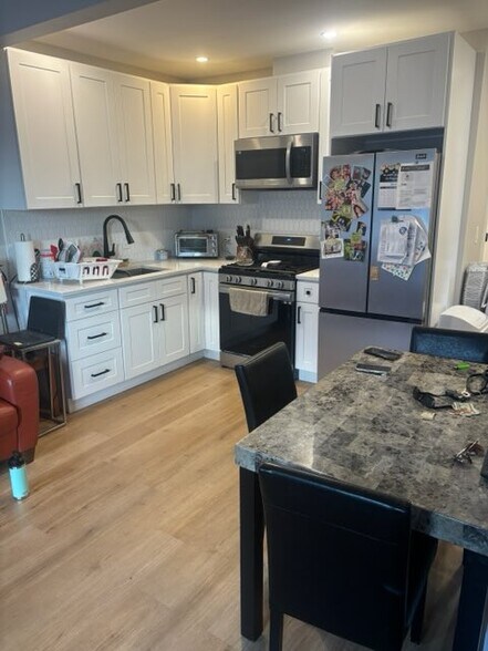 Building Photo - 42 Outwater Ln