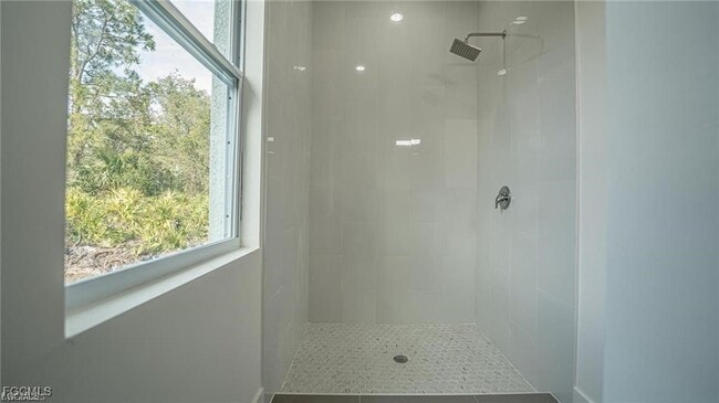 Building Photo - 744 Clancy St E