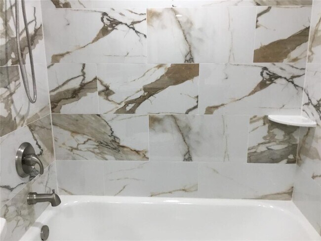 Building Photo - 44 Country Club Dr