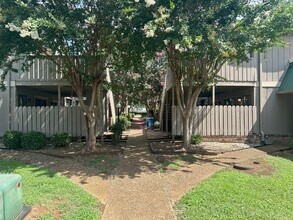 Building Photo - Beautiful Mountain Views | 2 Bed | 1.5 Bat...