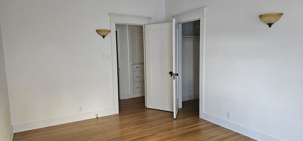 Closet and linen closet - 218 1/2 N Kenmore Ave