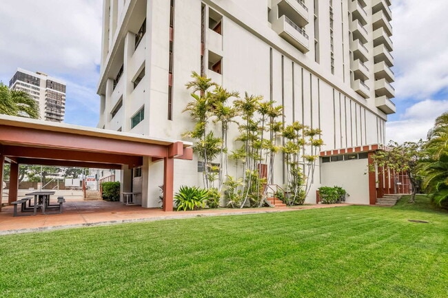Building Photo - Bright & Breezy 1-Bedroom Condo in Moiliil...