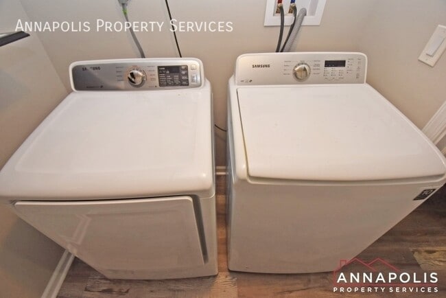 Building Photo - 1011 Hyde Park Dr