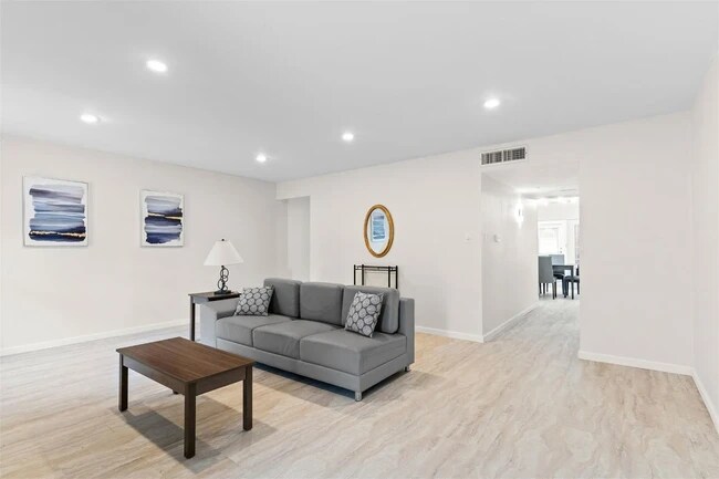 Building Photo - 15920 Archwood Ln