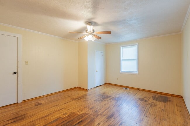 Building Photo - Convenient 2/1 home in the middle of town!