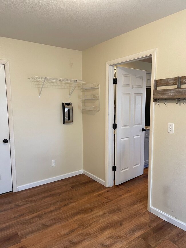 Building Photo - Available November 21st!   6 Month lease