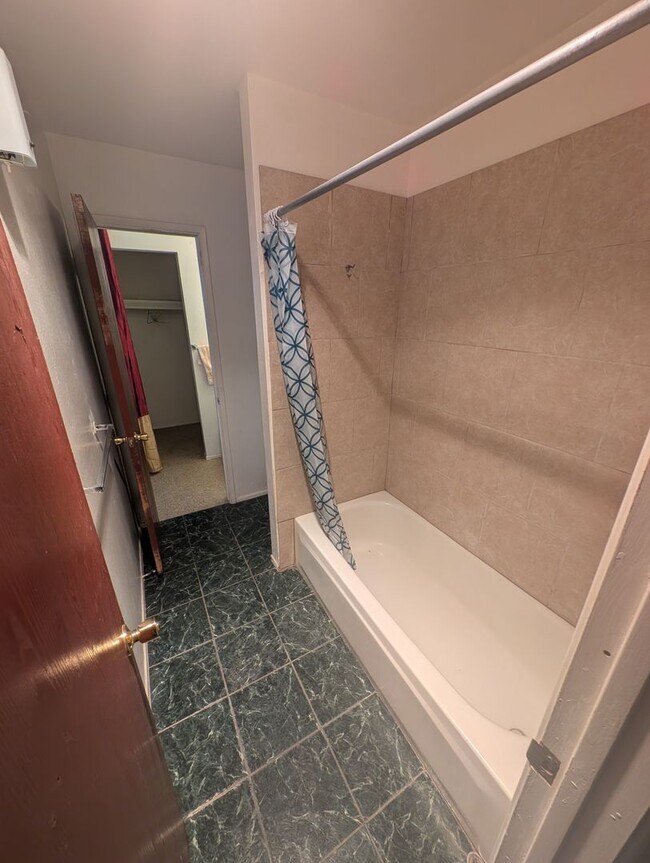 Building Photo - 4 Plex - 2 Bedroom Unit and 1 Bath for Rent.