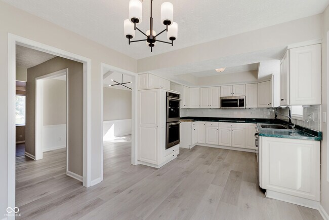 Building Photo - 3037 Golfview Dr