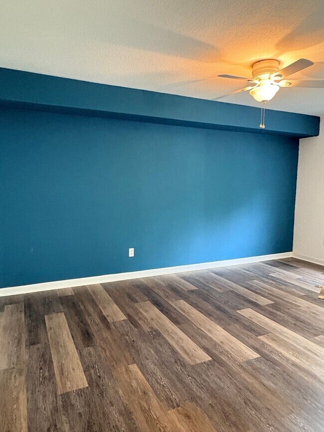 Building Photo - Beach Condo off Birdneck Road