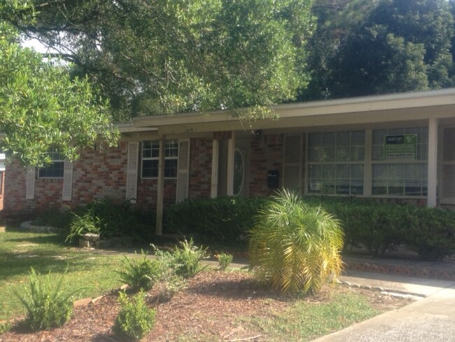 Building Photo - Charming Brick Ranch with Spacious Living ...